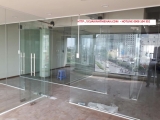 nhận thi công vách kính cường lực giá rẻ tại quận 7, quận 8