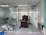 Thi công cửa kính cường lực tại văn phòng quận 11