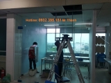 Thi công vách ngăn kính cường lực giá rẻ nhất quận 12