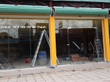 Thi công kính cường lực 12 ly tại Bách hóa xanh Thủ Đức