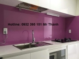 Cách vệ sinh kính màu ốp bếp cường lực cho không gian bếp luôn mới