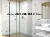 Thi công vách tắm kính cửa mở quay 90 độ có an toàn?