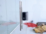 Lắp đặt cửa kính thủy lực có khóa từ tại văn phòng quận Gò vấp