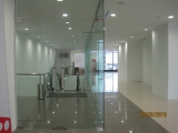 Thi công vách kính cường lực văn phòng cao cấp sang trọng.