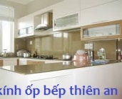 giúp căn bếp sạch đẹp hơn nhờ kính màu ốp bếp 