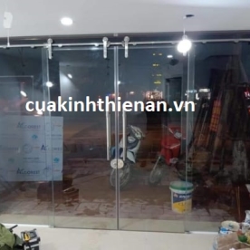 Thi công cửa kính 2 cánh cường lực quận 10