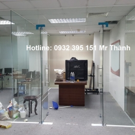 Thi công cửa kính cường lực tại văn phòng quận 11