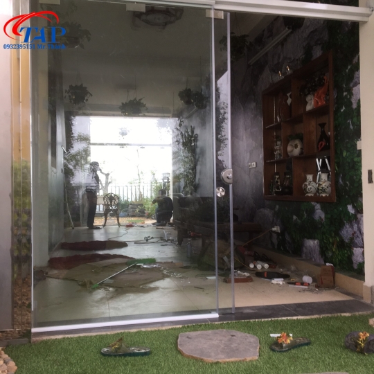 Lắp đặt cửa kính lùa 12mm rẻ nhất hcm