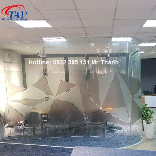 Thi công kinh cuong luc uon cong tại văn phòng JUNO quận Phú Nhuận