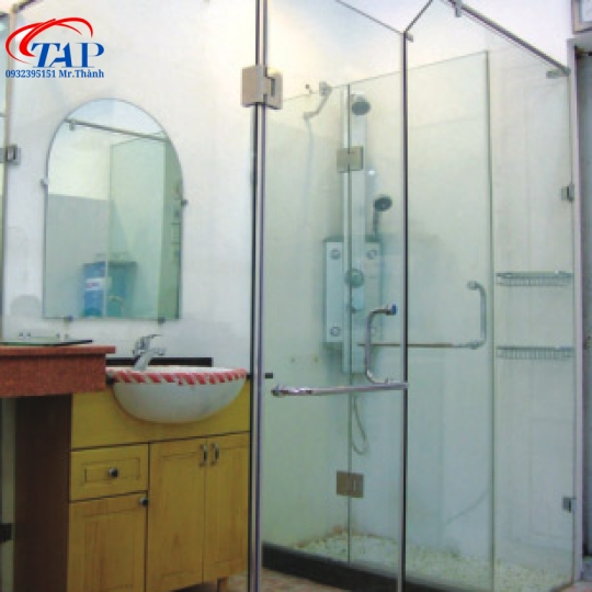 phòng tắm đứng kính cường lực tại quận 3 