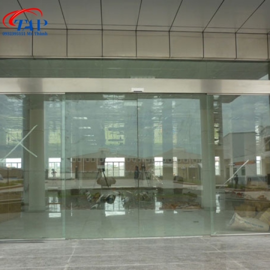 làm cửa kính thuỷ lực tại quận 2 ,kính cường lực 