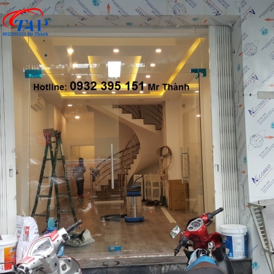 Thi công cửa kính cường lực gia đình quận 11