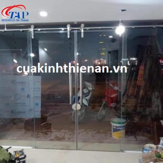 Thi công cửa kính 2 cánh cường lực quận 10