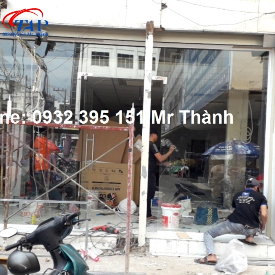 Vách kính cường lực 10ly,12ly tại VinMart +