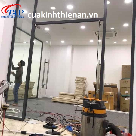 Thi công cửa kính 10mm cường lực quận Tân Phú