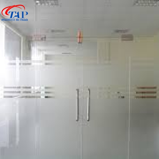 Những lưu ý khi thi công kính 10ly cường lực