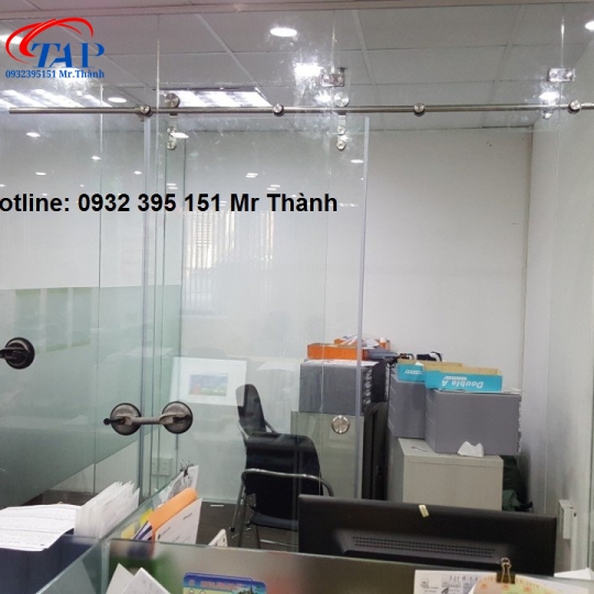 Thi công kính cường lực 12mm giá rẻ nhất quận 2