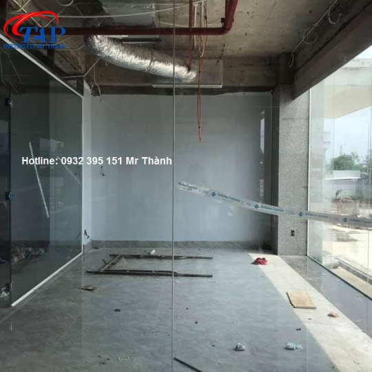 Báo giá thi công cửa kính 10ly cường lực quận 5