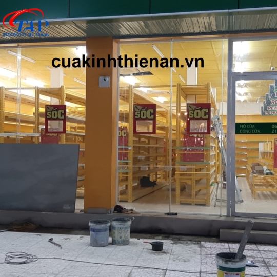 Lắp đặt cửa kính cường tại Bách Hóa Xanh