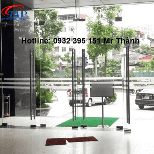 Thi công cửa bản lề sàn cường lực 10mm