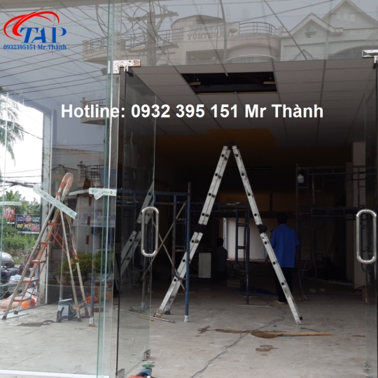 Lắp đặt cửa kính vách kính tại Bách Hóa Xanh