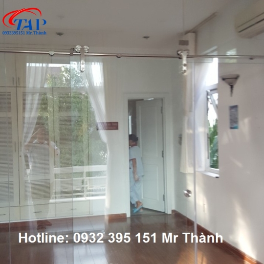 Thi công cửa kính cường lực lùa 1 cánh
