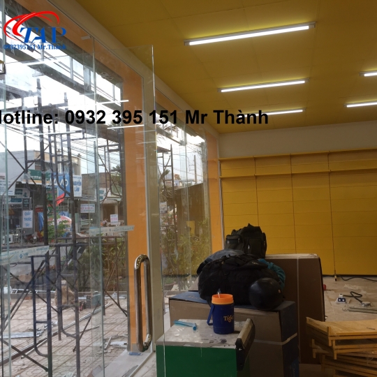 Mặt dựng bằng vách kính cường lực 10mm