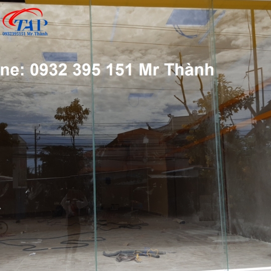 Báo giá thi công mặt tiền kính cường lực 