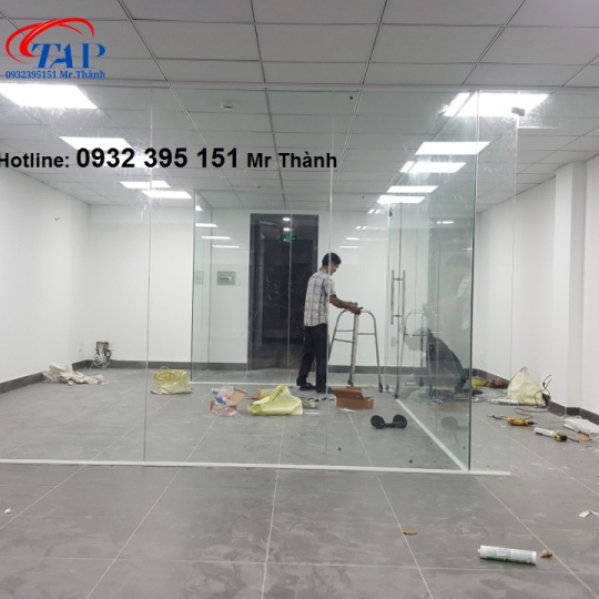 Vách kính giá rẻ - cách chọn đúng chuẩn
