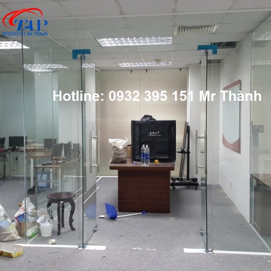 Thi công cửa kính cường lực tại văn phòng quận 11