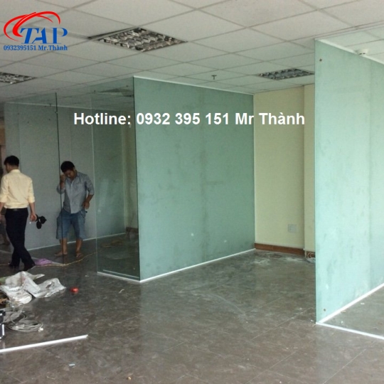 Thi công vach kinh cuong luc mờ tại văn phòng quận 12