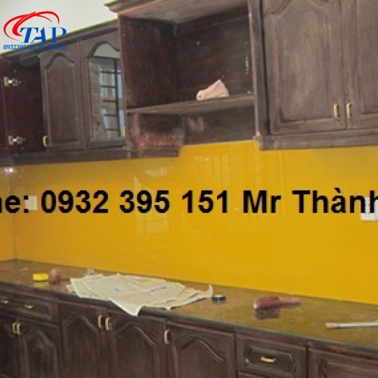 Cách vệ sinh kính màu ốp bếp cường lực cho không gian bếp luôn mới
