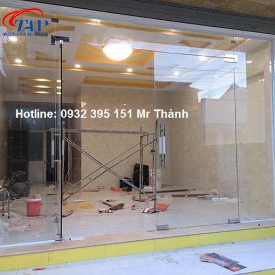 Thi công lắp đặt cửa kính cường lực 