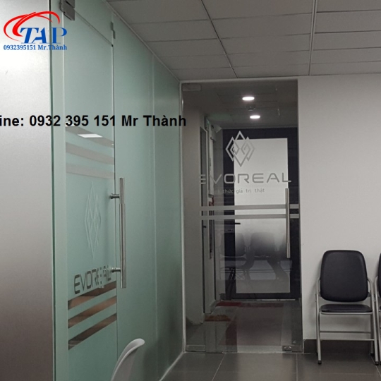 Ưu nhược điểm vách tường kính 10mm