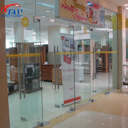  Thi công cửa kính bản lề sàn 